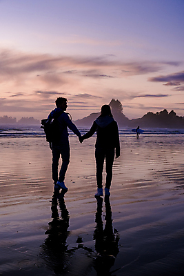 포토 JPG 해외이미지 커플 여자 남자 실루엣 파도 바다 섬 여행 휴가 풍경 성인 야외 두명 여름 걷기 일몰 태평양 성인만 해외포토 계절 관계 모션 촬영기법 사람 노을 파일형식 이미지허브