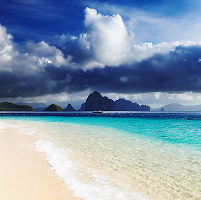 포토 JPG 해외이미지 모래 바다 섬 여행 자연 하늘 휴가 산 사람없음 야외 물 파란색 만 보트 석호 다도해 이국적 터키석 파라다이스 해외포토 자연요소 컬러 배_교통 보석 생태계 파일형식 이미지허브