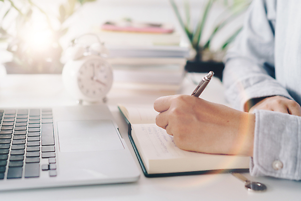 포토 JPG 해외이미지 백인 학생 응시 교육 어린이 백그라운드 생각 통신 교실 학교 가족 포옹 통계 탁자 수업 주택 아이디어 사람 성인 사람없음 목재 노트북 스터디 컴퓨터 사무실 공책 정보 가리킴 업무 비즈니스맨 계획 강의 무선전화기 확인 보여주기 회계 전자상거래 해외포토 서양인 나무 시선 남자 가구 컨셉 비즈니스 재료 관계 안기 모션 문구용품 손짓 건물 경제 전자제품 학습 작업 직장인 전화기 파일형식 이미지허브