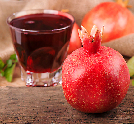 포토 JPG 해외이미지 잔 실내 근접촬영 사람없음 아웃포커스 삼베 석류 석류주스 나무배경 해외포토 식기 뷰포인트 백그라운드 과일 촬영기법 내부 과일주스 파일형식 천_직물 이미지허브