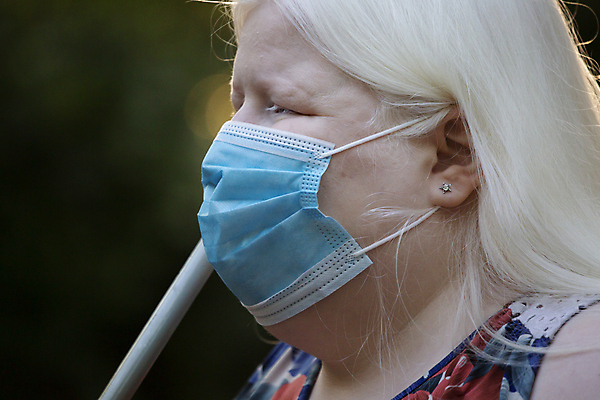 포토 JPG 해외이미지 여자 얼굴 지팡이 건강 가면 한명 경비 안전 사람 가로 파란색 약 장비 덮개 수비 바이러스 호흡 보호 질병 위험 예방 감염 독립 돌봄 시각장애인 위생관리 전염병 필터 해외포토 1 컬러 컨셉 의학 모션 관리 신체부위 뚜껑 장애인 파일형식 이미지허브