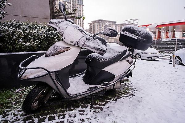 포토 JPG 해외이미지 라이프스타일 계절 스포츠 겨울 교통시설 날씨 거리 손잡이 사람없음 야외 자전거 냉동 얼음 검은색 운전 추위 스쿠터 오토바이 덮개 도시 바퀴 배달원 승차 위험 시원함 주차 12월 서비스 속도 순환 서리 타이어 눈보라 감탄 레이서 배기가스 눈내림 해외포토 자연요소 직업 컬러 교통 컨셉 모션 눈_날씨 생활 바이크 뚜껑 날짜 시설 파일형식 이미지허브