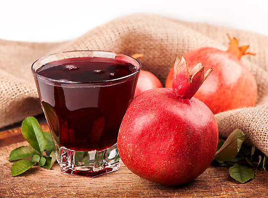 포토 JPG 해외이미지 잎 잔 실내 사람없음 삼베 흰배경 석류 석류주스 나무배경 해외포토 식물 식기 백그라운드 과일 내부 흰색 과일주스 파일형식 천_직물 이미지허브