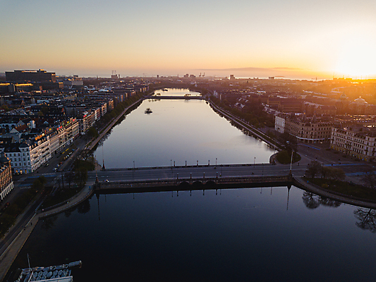포토 JPG 해외이미지 구름 유럽 도로 호수 여행 건축양식 교통시설 거리 안테나 덴마크 사람 사람없음 유행 여행객 일출 도시 역사 생태계 지역 방문 타운 스카이라인 여왕 드론 인기 코펜하겐 해외포토 자연요소 건축 나라 길 교통 통신 북유럽 노을 시설 파일형식 이미지허브