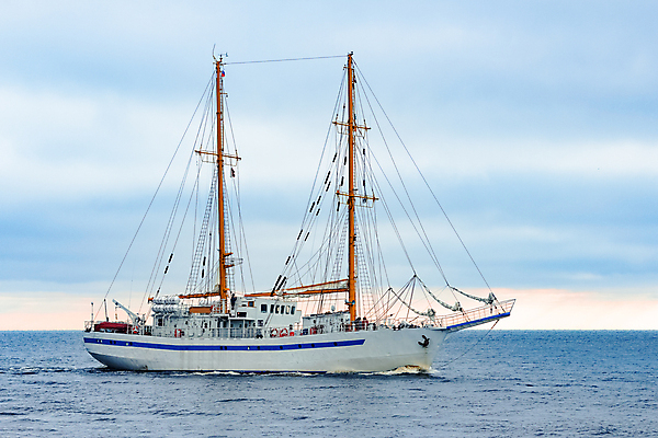 포토 JPG 해외이미지 주간 구름 바다 항해 사람없음 야외 큼 유람선 크루즈 해외포토 자연요소 배_교통 크기 파일형식 이미지허브