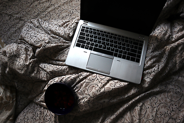 포토 JPG 해외이미지 접시 음료 음식 통신 베개 아침 무선통신 주택 실내 요리 사람없음 컵 노트북 전자제품 침실 이불 침대 커피잔 담요 해외포토 주간 식기 커피 가구 침구 잔 내부 건물 파일형식 이미지허브