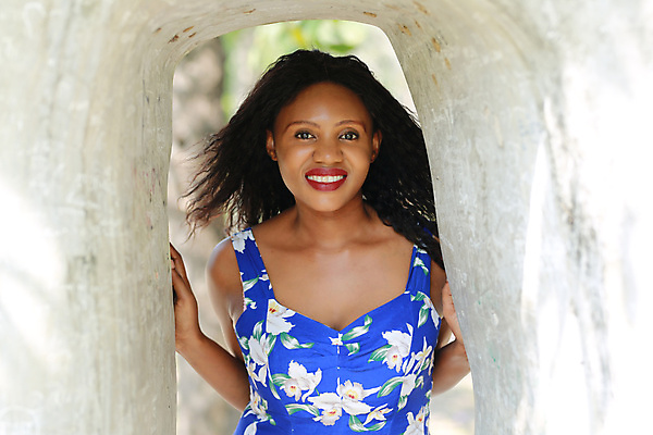 포토 JPG 해외이미지 모델 라이프스타일 헤어스타일 드레스 공원 여자 행복 얼굴 포즈 자연 한명 인종 야외 초록색 여름 뷰티 유행 검은색 자유 시골 우아함 긍정 내추럴 남아프리카 스타일 해외포토 1 옷 계절 공공시설 감정 컬러 컨셉 아프리카 사람 생활 신체부위 생태계 파일형식 이미지허브