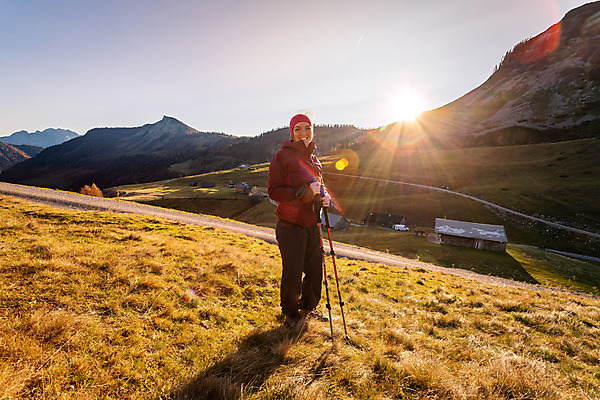 포토 JPG 해외이미지 라이프스타일 여자 여행 자국 자연 휴식 산 독일 국립공원 한명 풍경 야외 운동복 걷기 일몰 트래킹 활발 하이킹 자유 탐험 가을 시골 황무지 오스트리아 오두막 알프스 잘츠부르크 절정 하이커 해외포토 1 옷 계절 공원 유럽 컨셉 모션 레저 사람 생활 노을 생태계 파일형식 이미지허브