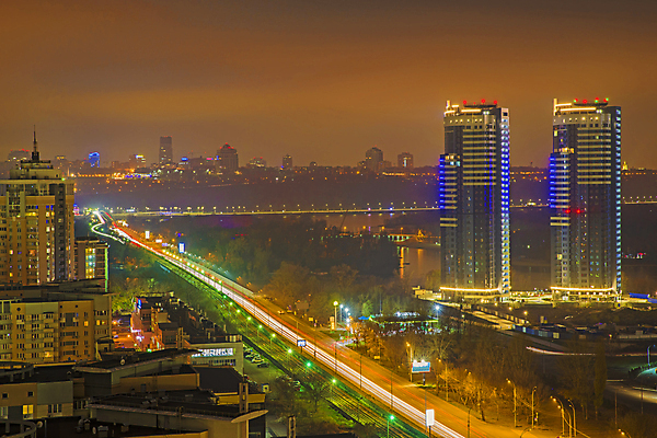 포토 JPG 해외이미지 외관 유럽 여행 건축양식 창문 하늘 지붕 거리 아파트 주택 안테나 파노라마 사람없음 건물 빛 강 도시풍경 사무실 탑 고층빌딩 어둠 황혼 도시 센터 재산 도심 정상 야간 저녁 지역 타운 스카이라인 빛망울 우크라이나 진짜 수평선 해외포토 자연요소 건축물 건축 나라 비즈니스 통신 촬영기법 풍경 빌딩 금융 일몰 파일형식 이미지허브