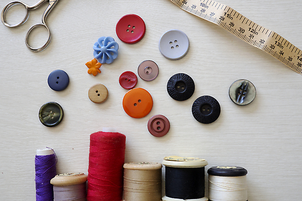 포토 JPG 해외이미지 디자인 백그라운드 취미 사람없음 파란색 세트 컬러풀 유행 장비 흰색 공구 면 업무 그룹 실 바느질 오브젝트 레이아웃 실타래 자수 얼레 재단 카피스페이스 해외포토 컬러 공백 도구 작업 파일형식 이미지허브