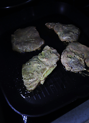 포토 JPG 해외이미지 음식 조각 부분 실내 건강 마늘 육류 요리 사람없음 목재 세로 컬러풀 주방 검은색 식사 저녁식사 치킨 튀김 프라이팬 그릴 인스턴트 가슴 굽기 허브 피부 향신료 준비 냅킨 후추 로즈메리 건강식 비용 해외포토 나무 식물 컬러 채소 식재료 재료 주방용품 내부 신체부위 경제 구이 닭고기요리 향미료 파일형식 이미지허브