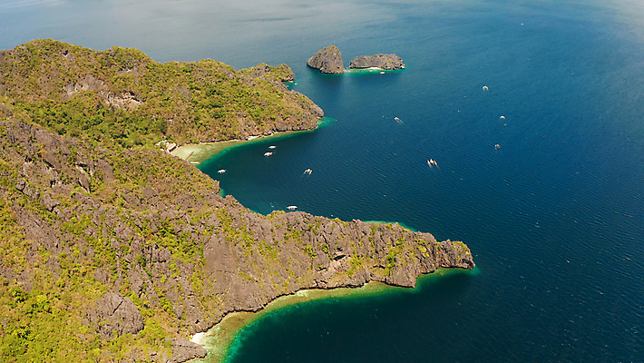 포토 JPG 해외이미지 나무 아시아 바다 섬 여행 자연 휴가 산 사람없음 야외 물 파란색 맑음 만 보트 휴양지 장면 석호 조감도 해외포토 자연요소 식물 나라 컬러 배_교통 날씨 장소 생태계 파일형식 이미지허브