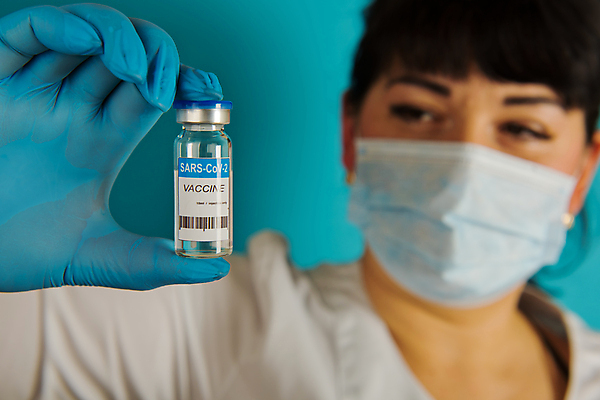 포토 JPG 해외이미지 백인 직업 여자 얼굴 유니폼 의료기기 청소년 실내 건강 병원 주사기 가면 한명 사람 성인 가로 파란색 약 장비 간호사 의사 잡기 보호 질병 팔 외과 돌봄 예방접종 전염병 해외포토 서양인 1 옷 컬러 컨셉 의학 모션 내부 신체부위 의료진 접종 파일형식 이미지허브