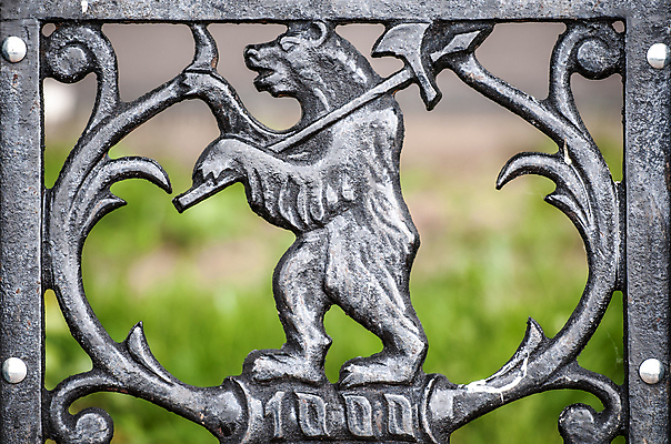 포토 JPG 해외이미지 동물 전통 디자인 실루엣 창 무기 조각 백그라운드 곡선 건축양식 곰 자연 미술 서기 잔디 사람없음 야외 건물 장식 초록색 여름 울타리 숫자 문 금속 잡기 거친 화려 철 심볼 묘사 오브젝트 대문 러시아 청동 러시아인 수공예품 옛날 전국 철강 전경 해외포토 서양인 식물 문자 건축물 계절 건축 유럽 선 컬러 컨셉 포유류 모션 재질 문화예술 촬영기법 풍경 담장 공예품 생태계 파일형식 탑뷰 이미지허브