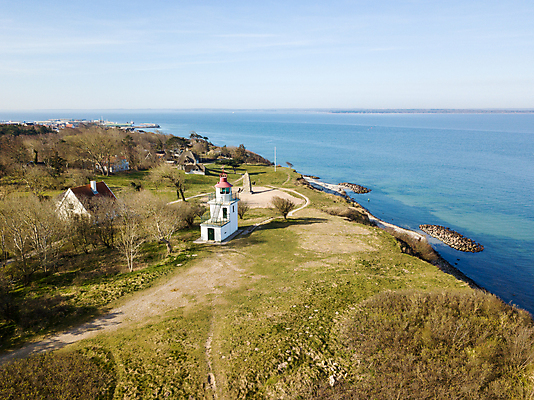 포토 JPG 해외이미지 유럽 바다 여행 백그라운드 자연 등대 안테나 덴마크 풍경 사람없음 물 여름 파란색 뷰티 쌓기 마을 맑음 바위 보호 정상 신호등 부식 방파제 북쪽 타운 드론 발트해 해외포토 자연요소 계절 공공시설 나라 컬러 컨셉 통신 모션 날씨 북유럽 돌_바위 도시 방향 생태계 파일형식 이미지허브