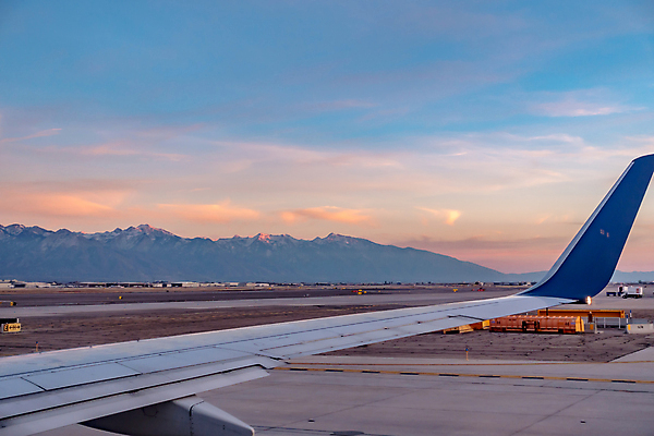 포토 JPG 해외이미지 주간 하늘 사람없음 야외 일몰 공항 활주로 비행기날개 콜로라도 해외포토 자연요소 길 교통시설 비행기 노을 미국 파일형식 이미지허브