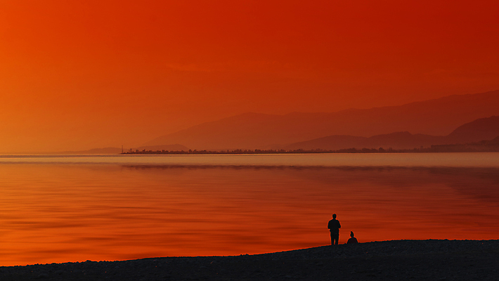 포토 JPG 해외이미지 실루엣 호수 바다 자연 하늘 휴가 산 사람 사람없음 야외 두명 물 태양 황혼 일몰 해외포토 자연요소 촬영기법 노을 생태계 파일형식 이미지허브