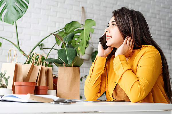 포토 JPG 해외이미지 여자 화분 잎 실내 한명 상반신 성인 옆모습 스마트폰 쇼핑백 노란색 통화 정원가위 화초가위 성인여자한명만 홈가드닝 해외포토 식물 1 뷰포인트 컬러 가방 모션 가위_도구 사람 내부 핸드폰 스마트기기 원예 여자한명만 성인여자만 파일형식 이미지허브