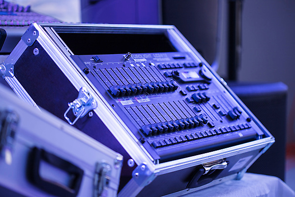 포토 JPG 해외이미지 직업 산업 음악 컨셉 버튼 사람없음 빛 파티 축제 소리 콘서트 음악가 장비 키보드 판넬 엔지니어 볼륨 혼합 소프트포커스 믹서 DJ 클럽 디스코 오디오 방송 아날로그 위로 블러 운영자 작곡가 제어 해외포토 문화예술 촬영기법 이벤트 전자제품 공연 춤 기술자 파일형식 이미지허브