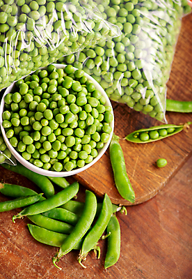 포토 JPG 해외이미지 잎 채소 사람없음 초록색 농작물 쌓기 낟알 완두콩 콩깍지 꼬투리 나무배경 해외포토 식물 컬러 백그라운드 농업 모션 콩 파일형식 이미지허브