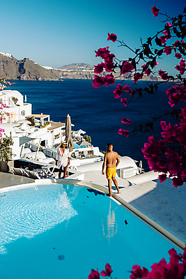 포토 JPG 해외이미지 라이프스타일 커플 여자 남자 유럽 바다 섬 여행 휴가 성인 두명 여행객 신혼여행 지중해 그리스 산토리니 성인만 해외포토 나라 결혼 관계 사람 생활 파일형식 이미지허브