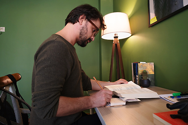 포토 JPG 해외이미지 백인 직업 1 학생 손 교육 남자 학교 탁자 노동자 주택 실내 한명 사람 앉기 성인 책 스터디 연필 펜 유행 쪽지 방 시험 램프 기록 업무 도서관 집중 읽기 책상 교과서 준비 대학교 문학 해외포토 서양인 가구 컨셉 모션 학용품 교재 조명 내부 건물 신체부위 학습 필기구 작업 파일형식 이미지허브