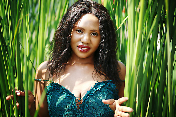 포토 JPG 해외이미지 모델 라이프스타일 헤어스타일 드레스 공원 여자 행복 얼굴 포즈 자연 한명 인종 야외 초록색 여름 뷰티 유행 검은색 자유 시골 우아함 긍정 내추럴 남아프리카 스타일 해외포토 1 옷 계절 공공시설 감정 컬러 컨셉 아프리카 사람 생활 신체부위 생태계 파일형식 이미지허브