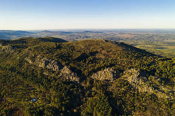 포토 JPG 해외이미지 나무 식물 공원 유럽 도로 여행 백그라운드 잎 밭 자연 하늘 산 안테나 풍경 사람없음 야외 목재 초록색 여름 환경 계곡 성장 바위 숲 포르투갈 언덕 질감 내추럴 드론 전국 해외포토 계절 공공시설 나라 길 컬러 농업 재료 통신 교통시설 돌_바위 생태계 파일형식 이미지허브