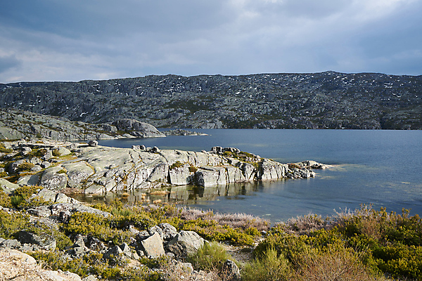 포토 JPG 해외이미지 공원 유럽 별 호수 여행 백그라운드 자연 산 파노라마 풍경 사람없음 야외 물 여름 파란색 환경 하이킹 바위 저수지 포르투갈 순수 장면 석호 내추럴 전국 해외포토 자연요소 계절 공공시설 나라 컬러 컨셉 레저 촬영기법 돌_바위 생태계 파일형식 이미지허브