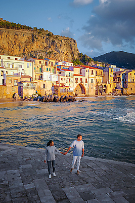 포토 JPG 해외이미지 커플 행복 유럽 바다 여행 벤치 건축양식 관계 휴가 주택 사람 야외 두명 건물 여름 도시풍경 성당 교회 마을 항구 이탈리아 도시 지중해 타운 스카이라인 구시가지 바실리카 해외포토 건축물 계절 건축 감정 나라 의자 종교건축 교통시설 풍경 파일형식 이미지허브