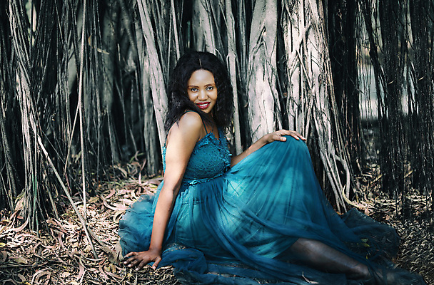 포토 JPG 해외이미지 모델 라이프스타일 헤어스타일 드레스 공원 여자 행복 얼굴 포즈 자연 한명 인종 야외 초록색 여름 뷰티 유행 검은색 자유 시골 우아함 긍정 내추럴 남아프리카 스타일 해외포토 1 옷 계절 공공시설 감정 컬러 컨셉 아프리카 사람 생활 신체부위 생태계 파일형식 이미지허브