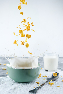 포토 JPG 해외이미지 라이프스타일 음식 조각 백그라운드 다이어트 재료 모션 아침 건조 건강 옥수수 사람없음 파란색 노란색 숟가락 식사 우유 에너지 흰색 신선 액체 사발 붓기 달콤 맛 떨어짐 아침식사 낟알 시리얼 먹기 가득함 유기농 내추럴 고립 뮤즐리 채식주의자 스플래쉬 해외포토 주간 웰빙 컬러 컨셉 유제품 곡류 수저 생활 사기그릇 채식 파일형식 이미지허브