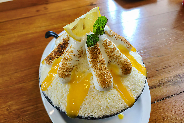 포토 JPG 해외이미지 전통 접시 음식 과일 탁자 아이스크림 디저트 한국 건강 요리 동양인 사람없음 초록색 여름 노란색 식당 얼음 우유 추위 신선 사발 달콤 맛 레몬 크림 묘사 바닐라 핸드메이드 해외포토 자연요소 식기 계절 아시아 컬러 가구 컨셉 유제품 인종 상점 사기그릇 파일형식 이미지허브