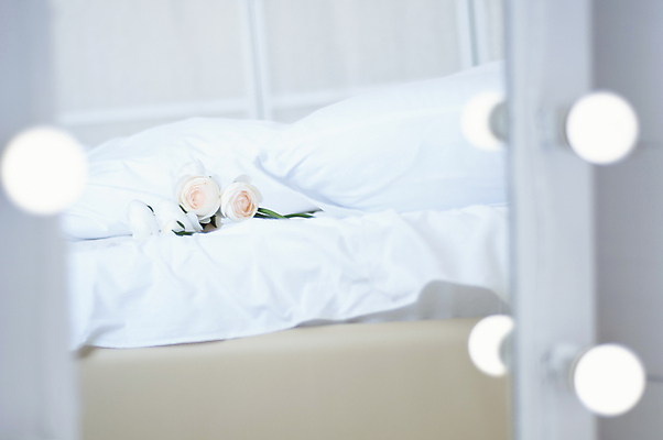 포토 JPG 해외이미지 라이프스타일 디자인 꽃 벽 가구 결혼 백그라운드 베개 호텔 휴가 휴식 바닥 아파트 주택 발렌타인데이 사람없음 내부 장식 빛 꽃병 침실 거울 방 수확 흰색 침대 램프 축하 클래식 고급 우아함 스타일 해외포토 식물 컬러 생활용품 컨셉 농업 침구 데이이벤트 숙소 조명 이벤트 건물 생활 파일형식 이미지허브