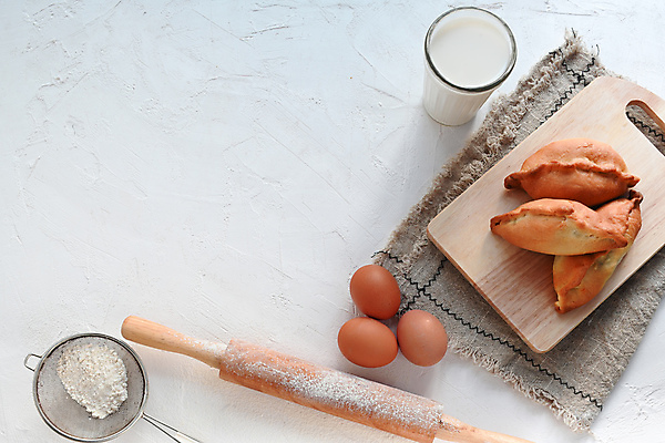 포토 JPG 해외이미지 전통 음식 과일 탁자 디저트 요리 사람없음 갈색 케이크 식사 저녁식사 껍질 시골 신선 황금 달콤 맛 아침식사 사과 작음 설탕 굽기 먹기 점심식사 폭식 러시아인 미니 시나몬 페스츄리 핸드메이드 해외포토 서양인 빵 컬러 가구 컨셉 모션 크기 구이 파일형식 이미지허브