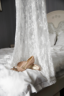 포토 JPG 해외이미지 전통 디자인 드레스 옷 여자 꽃다발 결혼 백그라운드 신발 장신구 결혼식 아침 부츠 매달리기 사람없음 내부 장식 빛 뷰티 유행 방 흰색 축하 가운 커튼 고급 우아함 옷걸이 묘사 합성 모음 창백 스타일 해외포토 주간 꽃 컬러 컨셉 모션 사람 이벤트 파일형식 이미지허브