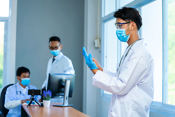 포토 JPG 해외이미지 직업 손 장갑 유니폼 청진기 의료기기 실내 건강 병원 한명 안전 사람 성인 신체부위 가로 세명 파란색 약 건강관리 장비 간호사 의사 업무 실험실 바이러스 보호 일회용 동료 외과 라텍스 위생관리 전염병 성인만 해외포토 1 잡화 옷 컬러 컨셉 의학 관계 실험 관리 내부 의료진 작업 질병 파일형식 이미지허브