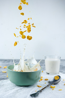 포토 JPG 해외이미지 라이프스타일 음식 조각 백그라운드 다이어트 재료 모션 아침 건조 건강 옥수수 사람없음 파란색 노란색 숟가락 식사 우유 에너지 흰색 신선 액체 사발 붓기 달콤 맛 떨어짐 아침식사 낟알 시리얼 먹기 가득함 유기농 내추럴 고립 뮤즐리 채식주의자 스플래쉬 해외포토 주간 웰빙 컬러 컨셉 유제품 곡류 수저 생활 사기그릇 채식 파일형식 이미지허브