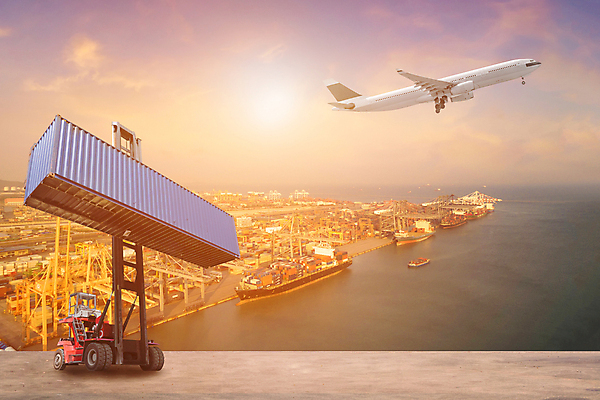 포토 JPG 해외이미지 산업 도로 비즈니스 교통시설 자동차 하늘 비행기 사람없음 글로벌 항구 트럭 화물 고속도로 몸무게 컨테이너 기중기 무역 상업 수납 짐차 포트 물류 전자상거래 대패 로딩 수입 터미널 해외포토 길 육상교통 교통 항공교통 대중교통 운송업 중장비 시설 파일형식 이미지허브