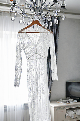 포토 JPG 해외이미지 라이프스타일 디자인 드레스 옷 여자 결혼 결혼식 아침 실내 매달리기 사랑 사람없음 내부 빛 컬러풀 뷰티 유행 검은색 침실 방 수확 흰색 축하 직물 가운 클래식 고급 우아함 옷걸이 실크 스타일 여자만 여자한명만 성인여자만 해외포토 주간 감정 컬러 컨셉 농업 모션 사람 이벤트 생활 성인만 파일형식 이미지허브