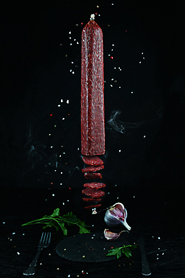 포토 JPG 해외이미지 전통 음식 백그라운드 탁자 마늘 육류 돼지고기 요리 사람없음 목재 빨간색 우주 검은색 식사 저녁식사 어둠 소고기 튀김 바위 시골 신선 뜨거움 소시지 맛 그릴 정상 바비큐 굽기 허브 향신료 소금 후추 로즈메리 훈제 내추럴 점심식사 살라미 해로움 해외포토 나무 식물 컬러 가구 컨셉 채소 식재료 재료 주방용품 돌_바위 가공식품 구이 향미료 파일형식 이미지허브