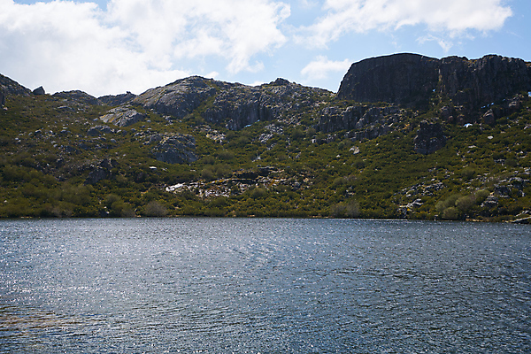 포토 JPG 해외이미지 공원 유럽 별 호수 여행 백그라운드 자연 산 파노라마 풍경 사람없음 야외 물 여름 파란색 환경 바위 저수지 포르투갈 순수 장면 석호 내추럴 전국 해외포토 자연요소 계절 공공시설 나라 컬러 컨셉 촬영기법 돌_바위 생태계 파일형식 이미지허브