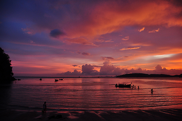 포토 JPG 해외이미지 계절 물결 파도 바다 여행 오렌지 태국 자연 하늘 날씨 항해 파노라마 사람없음 야외 물 컬러풀 햇빛 평화 침묵 황혼 일몰 새벽 분위기 황금 천국 내추럴 이국적 파라다이스 수평선 카피스페이스 해외포토 자연요소 아시아 컬러 컨셉 배_교통 과일 촬영기법 태양 노을 소리 공백 생태계 파일형식 이미지허브