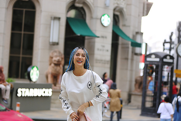 포토 JPG 해외이미지 모델 1 라이프스타일 헤어스타일 응시 여자 행복 감정 얼굴 포즈 백그라운드 자연 건강 한명 사람 성인 야외 뷰티 유행 기쁨 표현 자신감 피부 긍정 내추럴 스타일 해외포토 시선 컨셉 생활 신체부위 생태계 파일형식 이미지허브