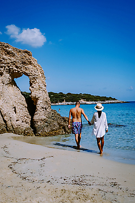 포토 JPG 해외이미지 커플 여자 남자 모래 바다 섬 여행 하늘색 자연 휴가 휴식 풍경 성인 두명 모래사장 햇빛 맑음 그리스 휴양지 성인만 해외포토 유럽 컨셉 관계 날씨 사람 파란색 태양 장소 생태계 파일형식 이미지허브