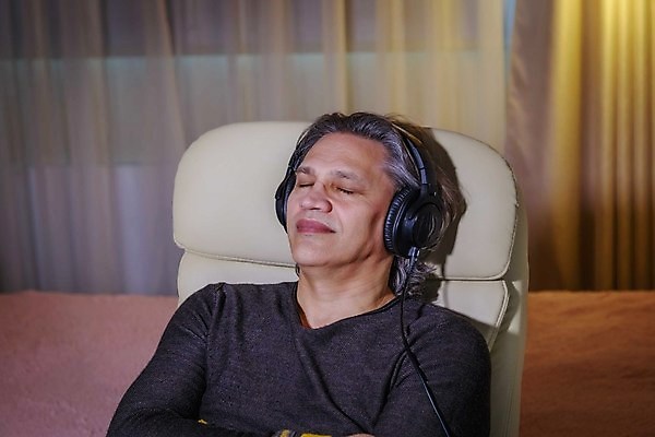 포토 JPG 해외이미지 백인 1 라이프스타일 응시 남자 행복 감정 음악 중년 이어폰 생각 인터넷 노래 가정 휴식 주택 한명 미소 사람 앉기 성인 취미 헤드폰 기쁨 듣기 회색 백발 표현 저녁 은퇴 만족 긍정 배려 해외포토 서양인 헤어스타일 시선 컬러 음향기기 컨셉 모션 문화예술 표정 건물 생활 야간 파일형식 이미지허브