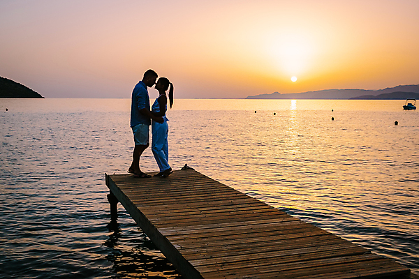 포토 JPG 해외이미지 커플 여자 남자 행복 실루엣 호수 바다 여행 가족 휴가 휴식 풍경 성인 야외 두명 햇빛 일몰 그리스 방파제 성인만 해외포토 공공시설 감정 유럽 컨셉 관계 촬영기법 사람 태양 노을 파일형식 이미지허브