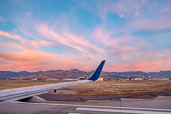 포토 JPG 해외이미지 주간 구름 하늘 풍경 사람없음 야외 일몰 공항 활주로 비행기날개 콜로라도 로키산맥 전경 해외포토 자연요소 길 교통시설 산 비행기 노을 미국 파일형식 탑뷰 이미지허브