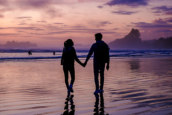 포토 JPG 해외이미지 전신 커플 여자 남자 실루엣 바다 섬 휴가 풍경 성인 야외 두명 여름 걷기 손잡기 일몰 성인만 해외포토 계절 관계 모션 촬영기법 사람 노을 파일형식 이미지허브