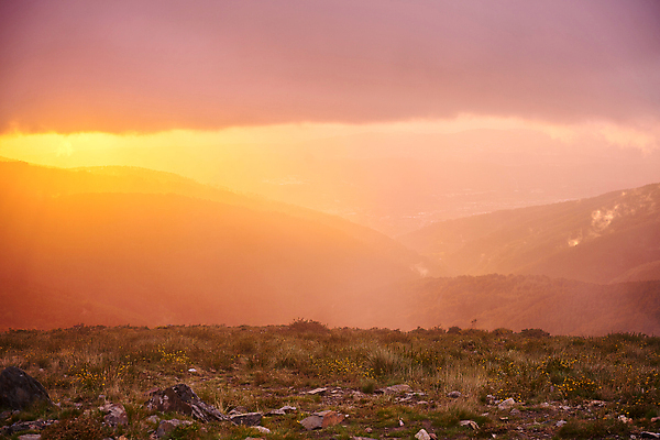 포토 JPG 해외이미지 구름 계절 여행 백그라운드 자연 벽지 하늘 아침 산 풍경 사람없음 야외 초록색 여름 빛 햇빛 태양 뷰티 일출 환경 계곡 황혼 일몰 봄 새벽 활발 하이킹 안개 정상 저녁 숲 포르투갈 언덕 장면 천국 내추럴 절정 수평선 해외포토 주간 자연요소 유럽 컬러 컨셉 레저 날씨 노을 야간 생태계 파일형식 이미지허브